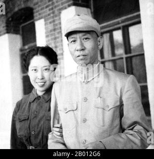 China: Liu Shaoqi mit seiner Frau Wang Guangmei, c. 1949. Liu Shaoqi (Liu Shao-ch'i, 24. November 1898 – 12. November 1969) war ein chinesischer Revolutionär, Staatsmann und Theoretiker. Er war vom 27. April 1959 bis zum 31. Oktober 1968 Vorsitzender der Volksrepublik China, Chinas Staatsoberhaupt, während dessen er die Politik des wirtschaftlichen Wiederaufbaus in China umsetzte. Er fiel in den späten 1960er Jahren während der Kulturrevolution wegen seiner wahrgenommenen 'rechten' Ansichten aus der Gunst und, so wird es theoretisch, weil Mao Liu als Bedrohung seiner Macht betrachtete. 1969 wurde er zu Tode gefoltert. Stockfoto