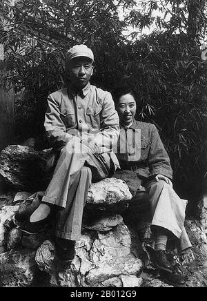 China: Liu Shaoqi mit seiner Frau Wang Guangmei in den parfümierten Hügeln vor Peking, c. 1949. Liu Shaoqi (Liu Shao-ch'i, 24. November 1898 – 12. November 1969) war ein chinesischer Revolutionär, Staatsmann und Theoretiker. Er war vom 27. April 1959 bis zum 31. Oktober 1968 Vorsitzender der Volksrepublik China, Chinas Staatsoberhaupt, während dessen er die Politik des wirtschaftlichen Wiederaufbaus in China umsetzte. Er fiel in den späten 1960er Jahren während der Kulturrevolution wegen seiner wahrgenommenen 'rechten' Ansichten aus der Gunst und, so wird es theoretisch, weil Mao Liu als Bedrohung seiner Macht betrachtete. Stockfoto