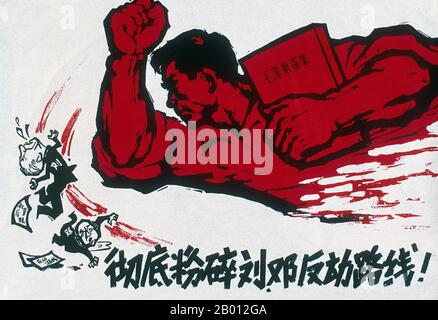 China: 'Zertrümmern Sie die Liu-Deng-konterrevolutionäre Linie vollständig'. Kulturrevolution Plakatkunst, 1967. Liu Shaoqi (Liu Shao-ch'i, 24. November 1898 – 12. November 1969) war ein Revolutionär, Staatsmann und Theoretiker. Von 1959 bis 1968 war er Vorsitzender der Volksrepublik China, Chinas Staatsoberhaupt, während dessen er die Politik des wirtschaftlichen Wiederaufbaus in China umsetzte. Deng Xiaoping (Teng Hsiao-p'ing; 22. August 1904 – 19. Februar 1997) war Politiker, Staatsmann, Theoretiker und Diplomat. Als Führer der Kommunistischen Partei war Deng ein Reformer, der China zu einer Marktwirtschaft führte. Stockfoto