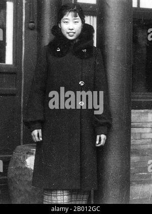 China: Ein junger Wang Guangmei (1921-2006), First Lady der Volksrepublik China (1959-1968). Wang Guangmei (26. September 1921 - 13. Oktober 2006) war eine angesehene chinesische Politikerin, Philanthropin und First Lady, die Frau von Liu Shaoqi, die von 1959 bis 1968 als Präsidentin der Volksrepublik diente. Stockfoto