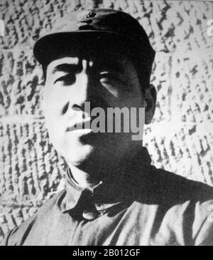 China: Lin Biao (1907-1971) in Yan'an, c. 1938. Lin Yurong, besser bekannt unter dem Namen nom de guerre Lin Biao ( 5. Dezember 1907 – 13. September 1971) war ein chinesischer kommunistischer Militärführer, der maßgeblich am kommunistischen Sieg im chinesischen Bürgerkrieg, insbesondere im Nordosten Chinas, beteiligt war. Und war der General, der die Volksbefreiungsarmee 1949 nach Peking führte. Er enthielt sich der Stimme, ein wichtiger Akteur in der Politik zu werden, bis er während der Kulturrevolution zur Berühmtheit kam und so hoch stieg wie der zweite Leiter und Mao Zedongs designierter und verfassungsmäßiger Nachfolger. Stockfoto