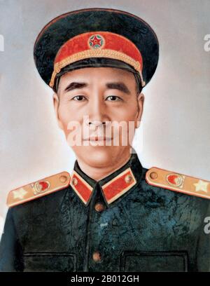 China: Marschall Lin Biao (1907-1971), Uniformportrait, c. 1968. Lin Yurong, besser bekannt unter dem Namen nom de guerre Lin Biao (5. Dezember 1907 – 13. September 1971) war ein chinesischer kommunistischer Militärführer, der maßgeblich am kommunistischen Sieg im chinesischen Bürgerkrieg, insbesondere im Nordosten Chinas, beteiligt war. Und war der General, der die Volksbefreiungsarmee 1949 nach Peking führte. Er enthielt sich der Stimme, ein wichtiger Akteur in der Politik zu werden, bis er während der Kulturrevolution zur Berühmtheit kam und so hoch stieg wie der zweite Leiter und Mao Zedongs designierter und verfassungsmäßiger Nachfolger. Stockfoto