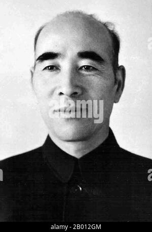 China: Lin Biao (1907-1971) Mitte der 1950er Jahre. Lin Yurong, besser bekannt unter dem Namen nom de guerre Lin Biao ( 5. Dezember 1907 – 13. September 1971) war ein chinesischer kommunistischer Militärführer, der maßgeblich am kommunistischen Sieg im chinesischen Bürgerkrieg, insbesondere im Nordosten Chinas, beteiligt war. Und war der General, der die Volksbefreiungsarmee 1949 nach Peking führte. Er enthielt sich der Stimme, ein wichtiger Akteur in der Politik zu werden, bis er während der Kulturrevolution zur Berühmtheit kam und so hoch stieg wie der zweite Leiter und Mao Zedongs designierter und verfassungsmäßiger Nachfolger. Stockfoto