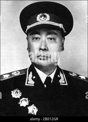 China: Chen Yi (26. August 1901 - 6. Januar 1972), chinesischer kommunistischer Militärkommandant und Politiker. Chen wurde in Lezhi, in der Nähe von Chengdu, Sichuan, geboren und ging in die Familie eines mäßig wohlhabenden Richters über. Chen, ein Genosse von Lin Biao aus ihrer Guerilla-Zeit, war Kommandant der Neuen Vierten Armee während des Chinesisch-Japanischen Krieges (1937-1945) und leitete die Gegenoffensive von Shandong während des chinesischen Bürgerkrieges, Und später befehligte er die kommunistischen Armeen, die die KMT-Truppen in Huai-Hai besiegten und die untere Region Jangtze in den Jahren 1948-49 eroberten. Er wurde zum Marschall der Volksbefreiungsarmee (PLA) gemacht. Stockfoto