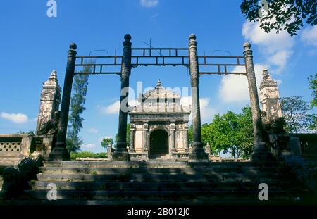 Vietnam: Grab von Kaiser Dong Khanh, Hue. Kaiser Đồng Khánh (auch bekannt als Nguyễn Phúc Ưng Kỷ; 19. Februar 1864 - 28. Januar 1889) war der 9. Kaiser der Nguyễn-Dynastie von Vietnam. Er regierte 3 Jahre zwischen 1885 und 1889 und galt als einer der verachteten Kaiser seiner Zeit. Hue war zwischen 1802 und 1945 die kaiserliche Hauptstadt der Nguyen-Dynastie. Die Gräber mehrerer Kaiser liegen in und um die Stadt und entlang des Perfume River. Hue ist ein UNESCO-Weltkulturerbe. Stockfoto