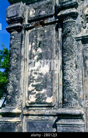 Vietnam: Säulendetails zum Grab von Kaiser Dong Khanh, Hue. Kaiser Đồng Khánh (auch bekannt als Nguyễn Phúc Ưng Kỷ; 19. Februar 1864 - 28. Januar 1889) war der 9. Kaiser der Nguyễn-Dynastie von Vietnam. Er regierte 3 Jahre zwischen 1885 und 1889 und galt als einer der verachteten Kaiser seiner Zeit. Hue war zwischen 1802 und 1945 die kaiserliche Hauptstadt der Nguyen-Dynastie. Die Gräber mehrerer Kaiser liegen in und um die Stadt und entlang des Perfume River. Hue ist ein UNESCO-Weltkulturerbe. Stockfoto