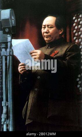 China: Mao Zedong kündigt am 1. Oktober 1949 die Gründung der Volksrepublik China auf dem Platz des Himmlischen Friedens in Peking an. Mao Zedong, ebenfalls Mao Tse-tung (26. Dezember 1893 – 9. September 1976), war ein chinesischer kommunistischer Revolutionär, Guerillakämpfer, Stratege, Autor, politischer Theoretiker und Führer der chinesischen Revolution. Allgemein als Vorsitzender Mao bezeichnet, war er seit seiner Gründung im Jahr 1949 der Architekt der Volksrepublik China (PRC) und hatte bis zu seinem Tod im Jahr 1976 die autoritäre Kontrolle über die Nation. Stockfoto