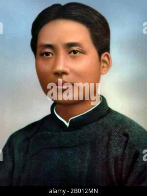China: Mao Zedong (1893-1976), 1921. Mao Zedong, ebenfalls Mao Tse-tung (26. Dezember 1893 – 9. September 1976), war ein chinesischer kommunistischer Revolutionär, Guerillakämpfer, Stratege, Autor, politischer Theoretiker und Führer der chinesischen Revolution. Allgemein als Vorsitzender Mao bezeichnet, war er seit seiner Gründung im Jahr 1949 der Architekt der Volksrepublik China (PRC) und hatte bis zu seinem Tod im Jahr 1976 die autoritäre Kontrolle über die Nation. Sein theoretischer Beitrag zum Marxismus-Leninismus sowie seine militärischen Strategien und politischen Strategien werden als Maoismus bezeichnet. Stockfoto
