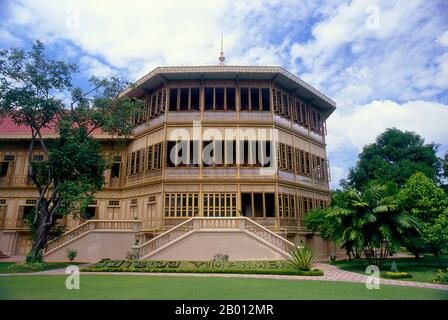 Thailand: Vimanmek Mansion, Dusit Park, Bangkok. Das Vimanmek Mansion ist ein ehemaliger königlicher Palast und wird auch als das Vimanmek Teak Mansion oder Vimanmek Palace bekannt. Das Herrenhaus Vimanmek wurde 1900 von König Rama V (König Chulalongkorn) mit der Residenz Munthatu Rattanaroj in Chuthathuj Rachathan in Ko Sichang, Chonburi, erbaut und im Dusit Garden demontiert und wieder zusammengesetzt. Es wurde am 27. März 1901 fertiggestellt und von König Rama V. fünf Jahre lang als königlicher Palast genutzt. Im Jahr 1982 bat Königin Sirikit König Rama IX (Bhumibol Adulyadej) um Erlaubnis, den Vimanmek Palast für die Nutzung als Museum zu renovieren. Stockfoto