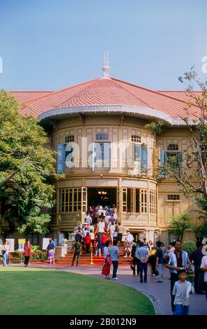 Thailand: Vimanmek Mansion, Dusit Park, Bangkok. Das Vimanmek Mansion ist ein ehemaliger königlicher Palast und wird auch als das Vimanmek Teak Mansion oder Vimanmek Palace bekannt. Das Herrenhaus Vimanmek wurde 1900 von König Rama V (König Chulalongkorn) mit der Residenz Munthatu Rattanaroj in Chuthathuj Rachathan in Ko Sichang, Chonburi, erbaut und im Dusit Garden demontiert und wieder zusammengesetzt. Es wurde am 27. März 1901 fertiggestellt und von König Rama V. fünf Jahre lang als königlicher Palast genutzt.< im Jahr 1982 bat Königin Sirikit König Rama IX (Bhumibol Adulyadej) um die Erlaubnis, den Vimanmek-Palast für die Nutzung als Museum zu renovieren. Stockfoto