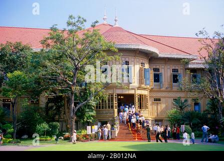 Thailand: Vimanmek Mansion, Dusit Park, Bangkok. Das Vimanmek Mansion ist ein ehemaliger königlicher Palast und wird auch als das Vimanmek Teak Mansion oder Vimanmek Palace bekannt. Das Herrenhaus Vimanmek wurde 1900 von König Rama V (König Chulalongkorn) mit der Residenz Munthatu Rattanaroj in Chuthathuj Rachathan in Ko Sichang, Chonburi, erbaut und im Dusit Garden demontiert und wieder zusammengesetzt. Es wurde am 27. März 1901 fertiggestellt und von König Rama V. fünf Jahre lang als königlicher Palast genutzt.< im Jahr 1982 bat Königin Sirikit König Rama IX (Bhumibol Adulyadej) um die Erlaubnis, den Vimanmek-Palast für die Nutzung als Museum zu renovieren. Stockfoto