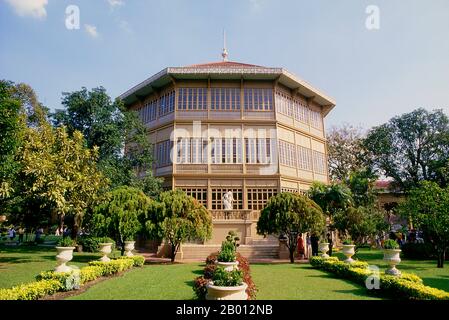 Thailand: Vimanmek Mansion, Dusit Park, Bangkok. Das Vimanmek Mansion ist ein ehemaliger königlicher Palast und wird auch als das Vimanmek Teak Mansion oder Vimanmek Palace bekannt. Das Herrenhaus Vimanmek wurde 1900 von König Rama V (König Chulalongkorn) mit der Residenz Munthatu Rattanaroj in Chuthathuj Rachathan in Ko Sichang, Chonburi, erbaut und im Dusit Garden demontiert und wieder zusammengesetzt. Es wurde am 27. März 1901 fertiggestellt und von König Rama V. fünf Jahre lang als königlicher Palast genutzt.< im Jahr 1982 bat Königin Sirikit König Rama IX (Bhumibol Adulyadej) um die Erlaubnis, den Vimanmek-Palast für die Nutzung als Museum zu renovieren. Stockfoto