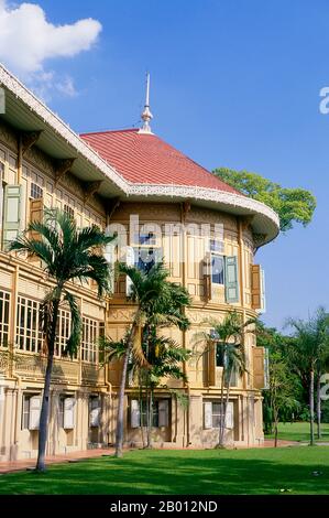 Thailand: Vimanmek Mansion, Dusit Park, Bangkok. Das Vimanmek Mansion ist ein ehemaliger königlicher Palast und wird auch als das Vimanmek Teak Mansion oder Vimanmek Palace bekannt. Das Herrenhaus Vimanmek wurde 1900 von König Rama V (König Chulalongkorn) mit der Residenz Munthatu Rattanaroj in Chuthathuj Rachathan in Ko Sichang, Chonburi, erbaut und im Dusit Garden demontiert und wieder zusammengesetzt. Es wurde am 27. März 1901 fertiggestellt und von König Rama V. fünf Jahre lang als königlicher Palast genutzt.< im Jahr 1982 bat Königin Sirikit König Rama IX (Bhumibol Adulyadej) um die Erlaubnis, den Vimanmek-Palast für die Nutzung als Museum zu renovieren. Stockfoto