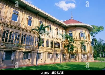 Thailand: Vimanmek Mansion, Dusit Park, Bangkok. Das Vimanmek Mansion ist ein ehemaliger königlicher Palast und wird auch als das Vimanmek Teak Mansion oder Vimanmek Palace bekannt. Das Herrenhaus Vimanmek wurde 1900 von König Rama V (König Chulalongkorn) mit der Residenz Munthatu Rattanaroj in Chuthathuj Rachathan in Ko Sichang, Chonburi, erbaut und im Dusit Garden demontiert und wieder zusammengesetzt. Es wurde am 27. März 1901 fertiggestellt und von König Rama V. fünf Jahre lang als königlicher Palast genutzt.< im Jahr 1982 bat Königin Sirikit König Rama IX (Bhumibol Adulyadej) um die Erlaubnis, den Vimanmek-Palast für die Nutzung als Museum zu renovieren. Stockfoto