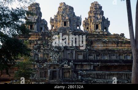 Kambodscha: Der Tempelberg von Ta Keo, Angkor. TA Keo wurde im Khleang-Stil größtenteils im späten 10. Und frühen 11. Jahrhundert von König Jayavarman V erbaut. Seine primäre Gottheit war Shiva. Es liegt etwas östlich von Angkor Thom. Stockfoto