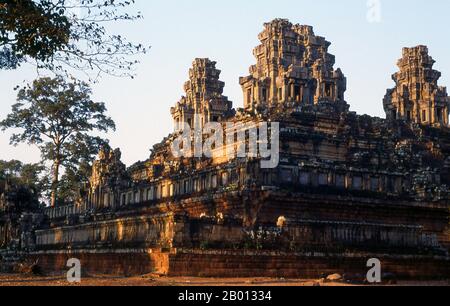 Kambodscha: Der Tempelberg von Ta Keo, Angkor. TA Keo wurde im Khleang-Stil größtenteils im späten 10. Und frühen 11. Jahrhundert von König Jayavarman V erbaut. Seine primäre Gottheit war Shiva. Es liegt etwas östlich von Angkor Thom. Stockfoto