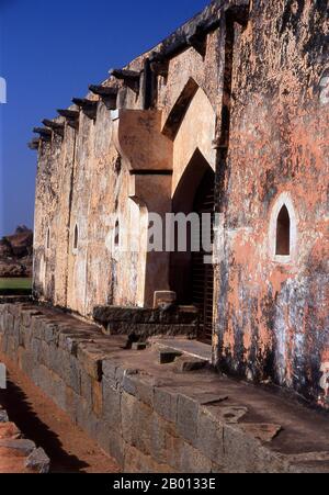 Indien: Queen's Bath, Hampi, Bundesstaat Karnataka. Das Queen's Bath ist Teil der Royal Enclosure und der Tank (Pool) in der Mitte wird angenommen, dass er mit Parfüms und Blumen gefüllt wurde. Hampi ist ein Dorf im nördlichen Bundesstaat Karnataka. Es befindet sich in den Ruinen von Vijayanagara, der ehemaligen Hauptstadt des Vijayanagara-Reiches. Vor der Stadt Vijayanagara ist es weiterhin ein wichtiges religiöses Zentrum, in dem der Virupaksha-Tempel sowie mehrere andere Denkmäler der Altstadt untergebracht sind. Stockfoto