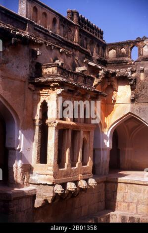 Indien: Queen's Bath, Hampi, Bundesstaat Karnataka. Das Queen's Bath ist Teil der Royal Enclosure und der Tank (Pool) in der Mitte wird angenommen, dass er mit Parfüms und Blumen gefüllt wurde. Hampi ist ein Dorf im nördlichen Bundesstaat Karnataka. Es befindet sich in den Ruinen von Vijayanagara, der ehemaligen Hauptstadt des Vijayanagara-Reiches. Vor der Stadt Vijayanagara ist es weiterhin ein wichtiges religiöses Zentrum, in dem der Virupaksha-Tempel sowie mehrere andere Denkmäler der Altstadt untergebracht sind. Stockfoto