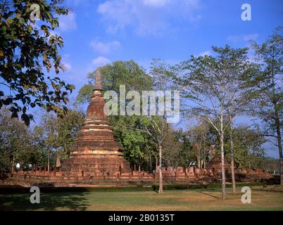 Thailand: Wat Phra That, Kamphaeng Phet Historical Park. Der Kamphaeng Phet Historical Park im Zentrum Thailands war einst Teil des Sukhothai-Königreichs, das im 13. Und 14. Jahrhundert n. Chr. blühte. Das Königreich Sukhothai war das erste der thailändischen Königreiche. Stockfoto