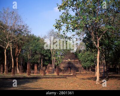 Thailand: Wat Phra Sri Ariyabot, Kamphaeng Phet Historical Park. Der Kamphaeng Phet Historical Park im Zentrum Thailands war einst Teil des Sukhothai-Königreichs, das im 13. Und 14. Jahrhundert n. Chr. blühte. Das Königreich Sukhothai war das erste der thailändischen Königreiche. Stockfoto