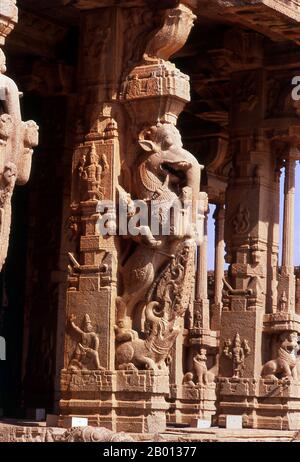 Indien: Springende Yalis (mythische Kreaturen mit dem Körper eines Löwen und manchmal dem Kopf eines Elefanten) schmücken den Vitthala Tempel, Hampi, Karnataka State. Der Vittala-Tempel, der im frühen 16. Jahrhundert erbaut wurde, ist dem Hindu-gott Vithoba (auch bekannt als Vitthala und Panduranga) gewidmet, einer Inkarnation von Vishnu oder seinem Avatar Krishna. Hampi ist ein Dorf im nördlichen Bundesstaat Karnataka. Es befindet sich in den Ruinen von Vijayanagara, der ehemaligen Hauptstadt des Vijayanagara-Reiches. Vor der Stadt Vijayanagara ist es weiterhin ein wichtiges religiöses Zentrum, in dem sich der Virupaksha-Tempel befindet. Stockfoto