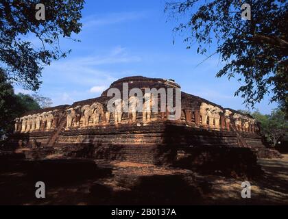 Thailand: Einige der 68 Elefanten, die die Basis des Ceylonesischen Chedi umzingelten, Wat Chang Rob, Kamphaeng Phet Historical Park. Der Kamphaeng Phet Historical Park im Zentrum Thailands war einst Teil des Sukhothai-Königreichs, das im 13. Und 14. Jahrhundert n. Chr. blühte. Das Königreich Sukhothai war das erste der thailändischen Königreiche. Stockfoto