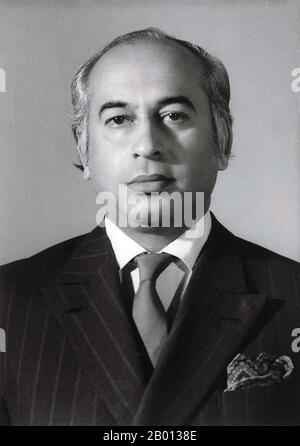 Pakistan: Zulfikar Ali Bhutto (5. Januar 1928 - 4. April 1979), Staatspräsident (reg. 1931-1973) und Premierminister (r. 1973-1977) von Pakistan. Werbefoto, c. 1971. Zulfikar Ali Bhutto (1928-1979) war ein pakistanischer Politiker, der als vierter Präsident Pakistans und als neunter Premierminister Pakistans diente. Er war der Gründer der Pakistan Peoples Party (PPP), der größten und einflussreichsten politischen Partei in Pakistan. Er wurde 1979 hingerichtet, nachdem er vom Obersten Gerichtshof Pakistans für schuldig befunden wurde, den Mord an einem politischen Gegner genehmigt zu haben. Stockfoto