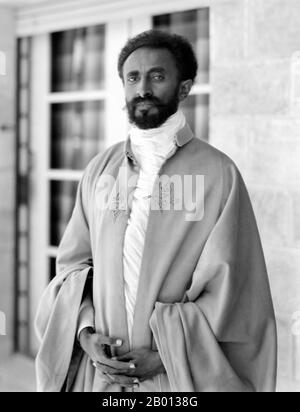 Äthiopien: Kaiser Haile Selassie, „seine kaiserliche Majestät Haile Selassie I., König der Könige, Herr der Herren, eroberte den Löwen des Stammes Juda und erwählte Gott“ (23. Juli 1892 – 27. August 1975), 1923. Haile Selassie I. (Ge'ez: 'Power of the Trinity', 1892-1975), geboren Tafari Makonnen, war von 1916 bis 1930 Äthiopiens Regent und von 1930 bis 1974 Kaiser von Äthiopien. Haile Selassie, der Erbe einer Dynastie, die ihre Ursprünge bis ins 13. Jahrhundert zurückverfolgt hat und von dort aus traditionell auf König Salomo und die Königin von Sheba zurückgeht, ist eine prägende Figur in der äthiopischen und afrikanischen Geschichte. Stockfoto