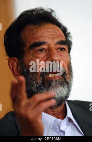 Irak: Saddam Hussein, Präsident des Irak (r. 1979-2003), während seines Prozesses am 1. Juli 2004. Saddam Hussein Abd al-Majid al-Tikriti (28. April 1937 – 30. Dezember 2006) war Präsident des Irak. Als führendes Mitglied der revolutionären Baath-Partei, die eine Mischung aus arabischem Nationalismus und arabischem Sozialismus befürwortete, spielte Saddam eine Schlüsselrolle beim Putsch von 1968, der die Partei an die langfristige Macht brachte. Als Präsident behielt Saddam die Macht während des Iran-Irak-Krieges von 1980 bis 1988 und während des Persischen Golfkrieges von 1991 aufrecht. Er wurde 2003 von den USA abgesetzt und am 30. Dezember 2006 hingerichtet. Stockfoto