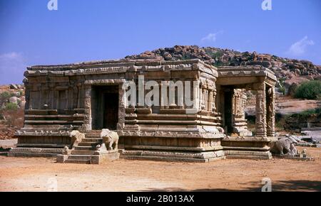 Indien: Pavillon in der Nähe des Vitthala-Tempels, Hampi, Karnataka State. Der Vittala-Tempel, der im frühen 16. Jahrhundert erbaut wurde, ist dem Hindu-gott Vithoba (auch bekannt als Vitthala und Panduranga) gewidmet, einer Inkarnation von Vishnu oder seinem Avatar Krishna. Hampi ist ein Dorf im nördlichen Bundesstaat Karnataka. Es befindet sich in den Ruinen von Vijayanagara, der ehemaligen Hauptstadt des Vijayanagara-Reiches. Vor der Stadt Vijayanagara ist es weiterhin ein wichtiges religiöses Zentrum, in dem der Virupaksha-Tempel sowie mehrere andere Denkmäler der Altstadt untergebracht sind. Stockfoto