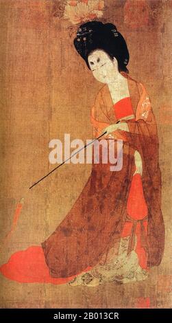 China: „Court Ladies Tragend Flowered Headdresses“. Detail der Handrolle Gemälde von Zhou Fang (c. 730-800), Ende des 8. Jahrhunderts. Die Gemahlin Yang Yuhuan (719-756), oft auch als Yang Guifei bekannt (Guifei ist der höchste Rang für kaiserliche Gefährten), kurz unter dem Namen Taizhen bekannt, ist als eine der vier Schönheiten des alten China bekannt. Sie war die geliebte Gemahlin von Kaiser Xuanzong von Tang während seiner späteren Jahre. Während der Anshi-Rebellion, als Kaiser Xuanzong aus der Hauptstadt Chang'an flüchtete, wurde sie ermordet, weil seine Wärter ihren Cousin Yang Guozhong für die Rebellion verantwortlich machten. Stockfoto