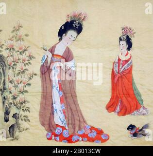 China: „Court Ladies Tragend Flowered Headdresses“. Detail der Handrolle Gemälde von Zhou Fang (c. 730-800), Ende des 8. Jahrhunderts. Die Gemahlin Yang Yuhuan (719-756), oft auch als Yang Guifei bekannt (Guifei ist der höchste Rang für kaiserliche Gefährten), kurz unter dem Namen Taizhen bekannt, ist als eine der vier Schönheiten des alten China bekannt. Sie war die geliebte Gemahlin von Kaiser Xuanzong von Tang während seiner späteren Jahre. Während der Anshi-Rebellion, als Kaiser Xuanzong aus der Hauptstadt Chang'an flüchtete, wurde sie ermordet, weil seine Wärter ihren Cousin Yang Guozhong für die Rebellion verantwortlich machten. Stockfoto