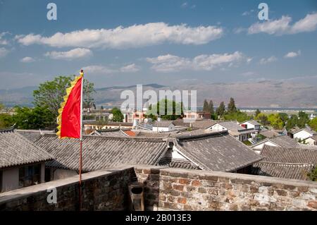 China: Dächer der Altstadt mit Blick auf den Er Hai See, Dali, Yunnan. Dali ist die alte Hauptstadt sowohl des Bai-Königreichs Nanzhao, das im 8. Und 9. Jahrhundert in der Region blühte, als auch des Königreichs Dali, das von 937 bis 1253 regierte. Dali liegt in einem einst bedeutenden muslimischen Teil Südchinas und war von 1856 bis 1863 auch das Zentrum der Panthay-Rebellion gegen die regierende imperiale Qing-Dynastie. Die alte Stadt wurde während der Herrschaft des Ming-Dynastie-Imperators Hongwu (1368–1398) erbaut. Stockfoto