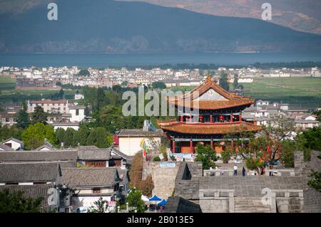 China: Dächer der Altstadt mit Blick auf den Er Hai See, Dali, Yunnan. Dali ist die alte Hauptstadt sowohl des Bai-Königreichs Nanzhao, das im 8. Und 9. Jahrhundert in der Region blühte, als auch des Königreichs Dali, das von 937 bis 1253 regierte. Dali liegt in einem einst bedeutenden muslimischen Teil Südchinas und war von 1856 bis 1863 auch das Zentrum der Panthay-Rebellion gegen die regierende imperiale Qing-Dynastie. Die alte Stadt wurde während der Herrschaft des Ming-Dynastie-Imperators Hongwu (1368–1398) erbaut. Stockfoto