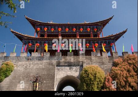 China: Anyuanmen (Nordtor), Old Dali, Dali, Yunnan. Dali ist die alte Hauptstadt sowohl des Bai-Königreichs Nanzhao, das im 8. Und 9. Jahrhundert in der Region blühte, als auch des Königreichs Dali, das von 937 bis 1253 regierte. Dali liegt in einem einst bedeutenden muslimischen Teil Südchinas und war von 1856 bis 1863 auch das Zentrum der Panthay-Rebellion gegen die regierende imperiale Qing-Dynastie. Die alte Stadt wurde während der Herrschaft des Ming-Dynastie-Imperators Hongwu (1368–1398) erbaut. Stockfoto