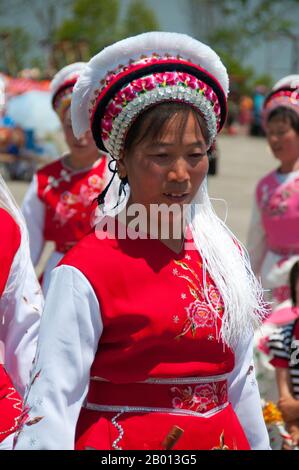 China: Bai-Frau tanzt beim Bai-Musik- und Tanzfestival in San Ta Si (drei Pagoden), Dali, Yunnan. Die Bai oder Baip sind eine der 56 Volksgruppen, die offiziell von der Volksrepublik China anerkannt werden. Die Bai-Bevölkerung lebt hauptsächlich in den Provinzen Yunnan (Dali-Gebiet) und in den benachbarten Provinzen Guizhou (Bijie-Gebiet) und Hunan (Sangzhi-Gebiet). Dali ist die alte Hauptstadt sowohl des Bai-Königreichs Nanzhao, das im 8. Und 9. Jahrhundert in der Region blühte, als auch des Königreichs Dali, das von 937 bis 1253 regierte. Dali liegt in einem einst bedeutenden muslimischen Teil Südchinas. Stockfoto