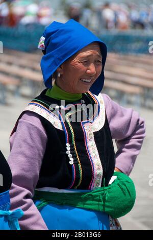 China: Bai-Frau tanzt beim Bai-Musik- und Tanzfestival in San Ta Si (drei Pagoden), Dali, Yunnan. Die Bai oder Baip sind eine der 56 Volksgruppen, die offiziell von der Volksrepublik China anerkannt werden. Die Bai-Bevölkerung lebt hauptsächlich in den Provinzen Yunnan (Dali-Gebiet) und in den benachbarten Provinzen Guizhou (Bijie-Gebiet) und Hunan (Sangzhi-Gebiet). Dali ist die alte Hauptstadt sowohl des Bai-Königreichs Nanzhao, das im 8. Und 9. Jahrhundert in der Region blühte, als auch des Königreichs Dali, das von 937 bis 1253 regierte. Dali liegt in einem einst bedeutenden muslimischen Teil Südchinas. Stockfoto