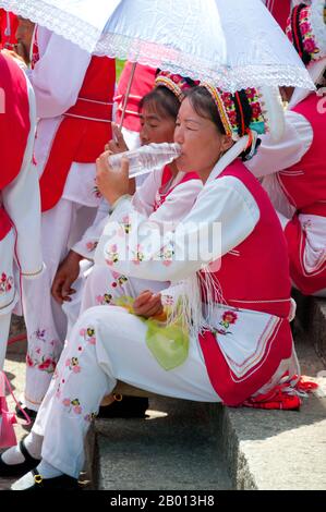 China: Bai Woman beim Bai Musik- und Tanzfestival, San Ta Si (drei Pagoden), Dali, Yunnan. Die Bai oder Baip sind eine der 56 Volksgruppen, die offiziell von der Volksrepublik China anerkannt werden. Die Bai-Bevölkerung lebt hauptsächlich in den Provinzen Yunnan (Dali-Gebiet) und in den benachbarten Provinzen Guizhou (Bijie-Gebiet) und Hunan (Sangzhi-Gebiet). Dali ist die alte Hauptstadt sowohl des Bai-Königreichs Nanzhao, das im 8. Und 9. Jahrhundert in der Region blühte, als auch des Königreichs Dali, das von 937 bis 1253 regierte. Dali liegt in einem einst bedeutenden muslimischen Teil Südchinas. Stockfoto