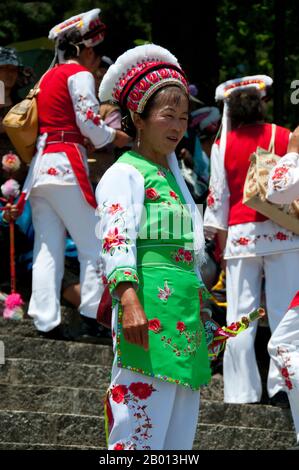 China: Bai Woman beim Bai Musik- und Tanzfestival in Santa Si (drei Pagoden), Dali, Yunnan. Die Bai oder Baip sind eine der 56 Volksgruppen, die offiziell von der Volksrepublik China anerkannt werden. Die Bai-Bevölkerung lebt hauptsächlich in den Provinzen Yunnan (Dali-Gebiet) und in den benachbarten Provinzen Guizhou (Bijie-Gebiet) und Hunan (Sangzhi-Gebiet). Dali ist die alte Hauptstadt sowohl des Bai-Königreichs Nanzhao, das im 8. Und 9. Jahrhundert in der Region blühte, als auch des Königreichs Dali, das von 937 bis 1253 regierte. Dali liegt in einem einst bedeutenden muslimischen Teil Südchinas. Stockfoto