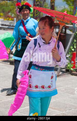 China: Bai Woman, Bai Musik- und Tanzfestival in Santa Si (drei Pagoden), Dali, Yunnan. Die Bai oder Baip sind eine der 56 Volksgruppen, die offiziell von der Volksrepublik China anerkannt werden. Die Bai-Bevölkerung lebt hauptsächlich in den Provinzen Yunnan (Dali-Gebiet) und in den benachbarten Provinzen Guizhou (Bijie-Gebiet) und Hunan (Sangzhi-Gebiet). Dali ist die alte Hauptstadt sowohl des Bai-Königreichs Nanzhao, das im 8. Und 9. Jahrhundert in der Region blühte, als auch des Königreichs Dali, das von 937 bis 1253 regierte. Dali liegt in einem einst bedeutenden muslimischen Teil Südchinas. Stockfoto