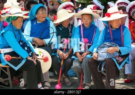 China: Ältere Bai-Frau beim Bai-Musik- und Tanzfestival in Santa Si (drei Pagoden), Dali, Yunnan. Die Bai oder Baip sind eine der 56 Volksgruppen, die offiziell von der Volksrepublik China anerkannt werden. Die Bai-Bevölkerung lebt hauptsächlich in den Provinzen Yunnan (Dali-Gebiet) und in den benachbarten Provinzen Guizhou (Bijie-Gebiet) und Hunan (Sangzhi-Gebiet). Dali ist die alte Hauptstadt sowohl des Bai-Königreichs Nanzhao, das im 8. Und 9. Jahrhundert in der Region blühte, als auch des Königreichs Dali, das von 937 bis 1253 regierte. Dali liegt in einem einst bedeutenden muslimischen Teil Südchinas. Stockfoto