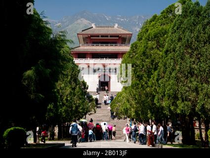 China: Das Kloster Chongsheng hinter San Ta Si (drei Pagoden), Dali, Yunnan. Das Chongsheng-Kloster ist das Mutterhaus der drei Pagoden. Sie wurde ursprünglich zur gleichen Zeit wie die erste Pagode gebaut, aber während der Qing-Dynastie niedergebrannt. Es wurde 2005 wieder aufgebaut. Die drei Pagoden (die Symbole von Dali) sind ein Ensemble von drei unabhängigen Pagoden nördlich der Stadt Dali aus der Zeit des Nanzhao-Königreichs und des Königreichs Dali. Stockfoto