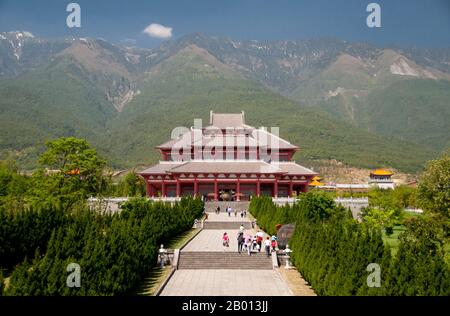 China: Das Kloster Chongsheng hinter San Ta Si (drei Pagoden), Dali, Yunnan. Das Chongsheng-Kloster ist das Mutterhaus der drei Pagoden. Sie wurde ursprünglich zur gleichen Zeit wie die erste Pagode gebaut, aber während der Qing-Dynastie niedergebrannt. Es wurde 2005 wieder aufgebaut. Die drei Pagoden (die Symbole von Dali) sind ein Ensemble von drei unabhängigen Pagoden nördlich der Stadt Dali aus der Zeit des Nanzhao-Königreichs und des Königreichs Dali. Stockfoto