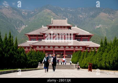 China: Bai-Frauen im Chongsheng-Kloster hinter San Ta Si (drei Pagoden), Dali, Yunnan. Das Chongsheng-Kloster ist das Mutterhaus der drei Pagoden. Sie wurde ursprünglich zur gleichen Zeit wie die erste Pagode gebaut, aber während der Qing-Dynastie niedergebrannt. Es wurde 2005 wieder aufgebaut. Die drei Pagoden (die Symbole von Dali) sind ein Ensemble von drei unabhängigen Pagoden nördlich der Stadt Dali aus der Zeit des Nanzhao-Königreichs und des Königreichs Dali. Stockfoto