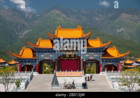 China: Das Kloster Chongsheng hinter San Ta Si (drei Pagoden), Dali, Yunnan. Das Chongsheng-Kloster ist das Mutterhaus der drei Pagoden. Sie wurde ursprünglich zur gleichen Zeit wie die erste Pagode gebaut, aber während der Qing-Dynastie niedergebrannt. Es wurde 2005 wieder aufgebaut. Die drei Pagoden (die Symbole von Dali) sind ein Ensemble von drei unabhängigen Pagoden nördlich der Stadt Dali aus der Zeit des Nanzhao-Königreichs und des Königreichs Dali. Stockfoto