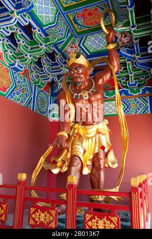 China: Tempelwächter im Chongsheng Kloster hinter San Ta Si (drei Pagoden), Dali, Yunnan. Das Chongsheng-Kloster ist das Mutterhaus der drei Pagoden. Sie wurde ursprünglich zur gleichen Zeit wie die erste Pagode gebaut, aber während der Qing-Dynastie niedergebrannt. Es wurde 2005 wieder aufgebaut. Die drei Pagoden (die Symbole von Dali) sind ein Ensemble von drei unabhängigen Pagoden nördlich der Stadt Dali aus der Zeit des Nanzhao-Königreichs und des Königreichs Dali. Stockfoto