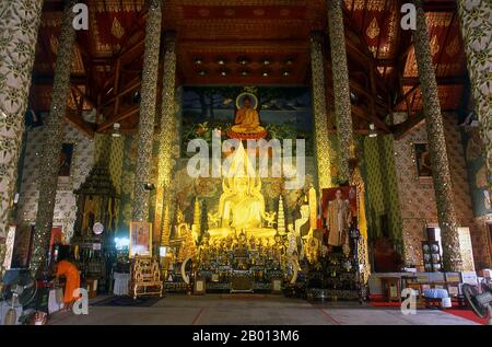 Thailand: Buddha in der Hauptviharn (Kapelle), Wat Phra That Cho Hae, Phrae, Nordthailand. Wat Phra That Cho Hae stammt aus dem 12.-13. Jahrhundert und ist berühmt für seine 33 m hohen Chedi. Phrae wurde im 12. Jahrhundert neben dem Fluss Yom erbaut und war Teil des Mon-Königreichs von Haripunchai. 1443 eroberte König Tilokaraj vom benachbarten Lanna-Königreich die Stadt. Stockfoto