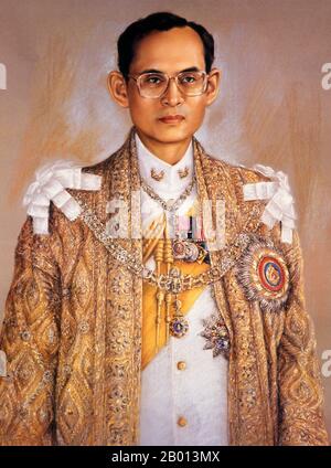 Thailand: König Rama IX., Bhumibol Adulyadej (5. Dezember 1927 – 13. Oktober 2016), 9. Monarch der Chakri-Dynastie. Öl auf Leinwand, 20. Jahrhundert. Bhumibol Adulyadej (Phumiphon Adunyadet) war der 9. König von Thailand. Er war bekannt als Rama IX, und innerhalb der thailändischen königlichen Familie und enge Mitarbeiter einfach als Lek. Nachdem er seit dem 9. Juni 1946 regierte, war er einer der dienstältesten Staatsoberhäupter der Welt und der am längsten regierende Monarch in der thailändischen Geschichte. Stockfoto