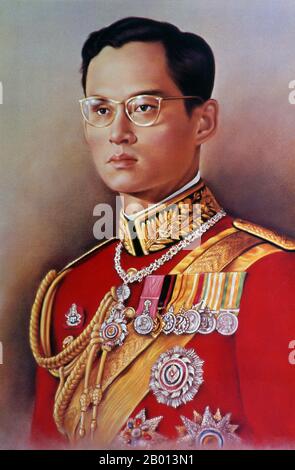 Thailand: König Rama IX., Bhumibol Adulyadej (5. Dezember 1927 – 13. Oktober 2016), 9. Monarch der Chakri-Dynastie. Öl auf Leinwand, 20. Jahrhundert. Bhumibol Adulyadej (Phumiphon Adunyadet) war der 9. König von Thailand. Er war bekannt als Rama IX, und innerhalb der thailändischen königlichen Familie und enge Mitarbeiter einfach als Lek. Nachdem er seit dem 9. Juni 1946 regierte, war er einer der dienstältesten Staatsoberhäupter der Welt und der am längsten regierende Monarch in der thailändischen Geschichte. Stockfoto