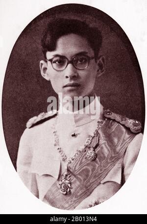Thailand: König Rama IX, Bhumibol Adulyadej (5. Dezember 1927 – 13. Oktober 2016), 9. Monarch der Chakri-Dynastie, c. 1945. Bhumibol Adulyadej (Phumiphon Adunyadet) war der 9. König von Thailand. Er war bekannt als Rama IX, und innerhalb der thailändischen königlichen Familie und enge Mitarbeiter einfach als Lek. Nachdem er seit dem 9. Juni 1946 regierte, war er einer der dienstältesten Staatsoberhäupter der Welt und der am längsten regierende Monarch in der thailändischen Geschichte. Stockfoto